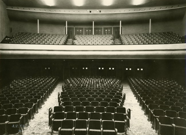 Photographie d'archive des fauteuils et du balcon de la salle du TOP